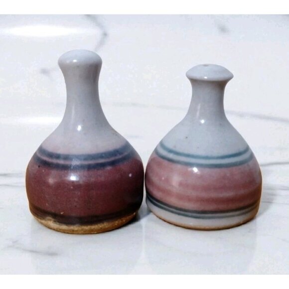 Vintage Art Pottery Stoneware Salt Pepper Shakers Bottleneck Signed Vintage - Picture 1 of 3